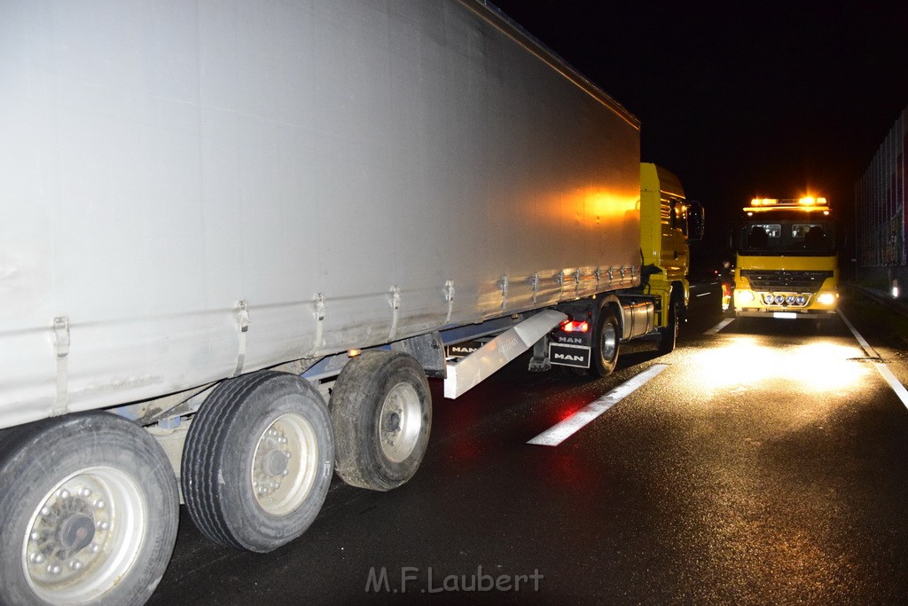 LKW Verfolgung A 3 Rich Oberhausen gestellt mit Nagelbrett Hoehe AS Koeln Dellbrueck P83.JPG - Miklos Laubert